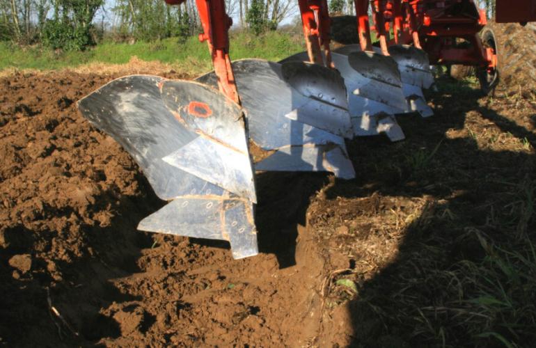 View of the wear parts of the VARI-MANAGER plough