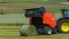 KUHN FB 3130 圓捆打捆機在丘陵地區生產網捆草捆。