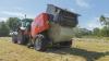KUHN FB 3135 自動排出用薄膜捆扎的圓形草捆。